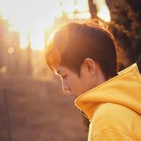 带太阳光的男女头像图片