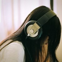 唯美女生_戴着耳机相机的女生头像图片