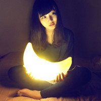 女孩抱着月亮灯头像图片