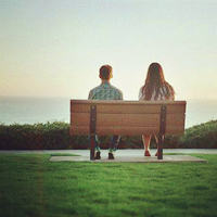 椅子上的恋人唯美背影头像图片