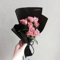 单手拿着花束头像图片