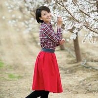 依靠在树下女孩头像图片