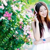 清纯少女,享受绿色之吻头像图片