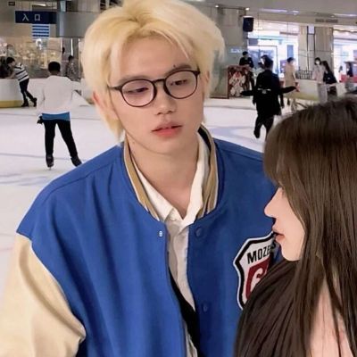 #情侣头像_两个不主动的小朋友是会错过的