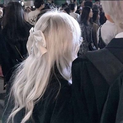 “你不停的翻着评论，只是为了找到那个能替你说出故事的人”(图12)