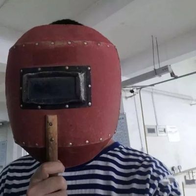 每晚夜里都独自徘徊，仿佛寻找什么，却始终没有答案。(图4)