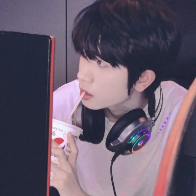 y青春文案馆，禁欲系男生头像(图8)