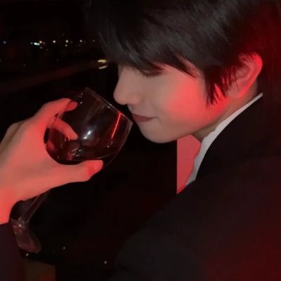 “故事不长，不难概括，简单四字，爱而不得。”(图2)