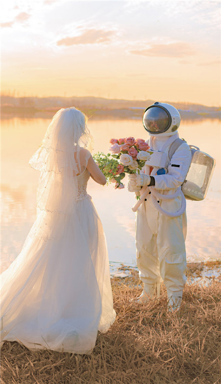 宇航员的浪漫婚纱情侣壁纸 喜欢大海日落以及一些爱而不得的东西(图3)