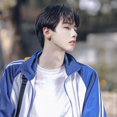 禾白｜干净ins风男生头像(图1)