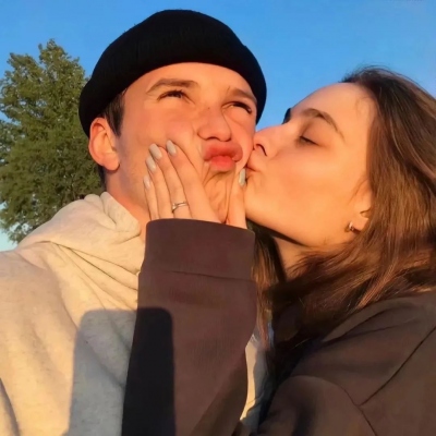 只希望遇见苦难的时候 我们是牵着手的