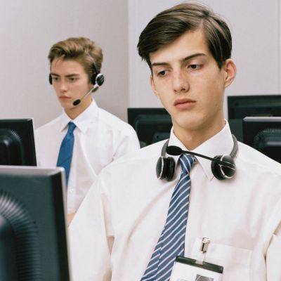 每晚夜里都独自徘徊，仿佛寻找什么，却始终没有答案。(图13)