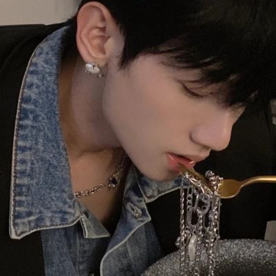 下意识的躲开是因为紧张，回头看是因为喜欢。(图2)