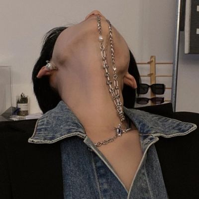 下意识的躲开是因为紧张，回头看是因为喜欢。(图1)