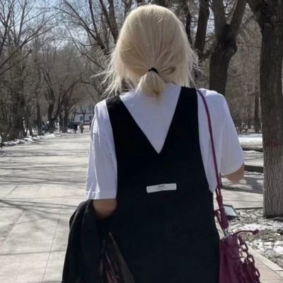 女生头像/果然不同心情听歌感受不同。