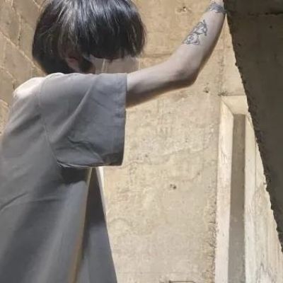 “嘴上说不想恋爱的人，心里大概都装着一个无法拥有的人。”(图1)