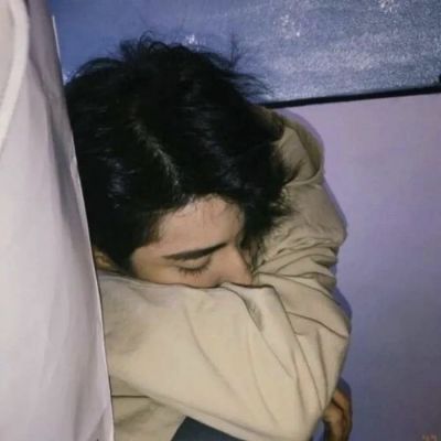 每晚夜里都独自徘徊，仿佛寻找什么，却始终没有答案。(图12)