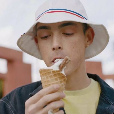 每晚夜里都独自徘徊，仿佛寻找什么，却始终没有答案。(图10)