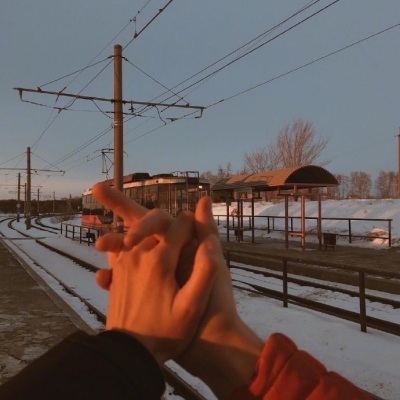 情侣图片手牵手(图2)