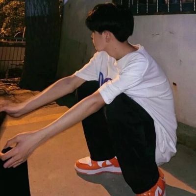 后来慢慢失去睡眠的资格，熬夜变成唯一的快乐。(图3)