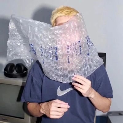 后来慢慢失去睡眠的资格，熬夜变成唯一的快乐。(图1)