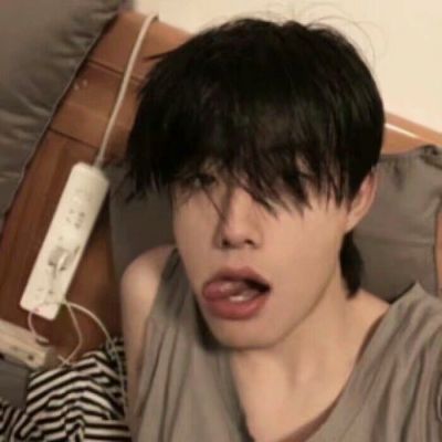 男头/.“假如我只是爱你 事情就简单得多 可是我想要你.”(图1)