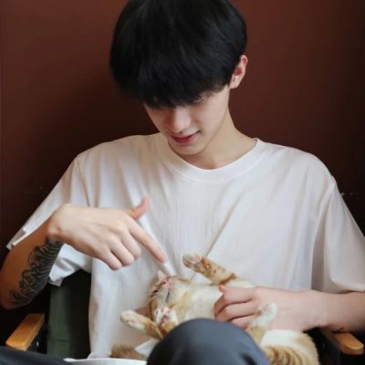 ins小清新文艺范男头少年圈住了我的手腕 我便圈住了我整个浪漫(图1)