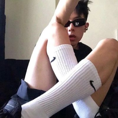 后来慢慢失去睡眠的资格，熬夜变成唯一的快乐。(图4)