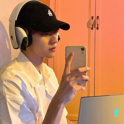 ins小清新文艺范男头对于你我没有什么好谈的如果谈恋爱还是值得考虑的(图1)