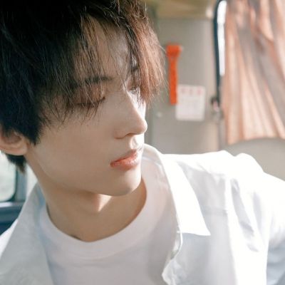 一般阳光的男孩子用的头像 y杨七.爱意随风起，风止爱未平。(图1)