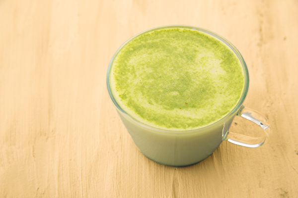 早上来杯地瓜叶牛奶，可让肠道蠕动、助排便顺畅。(Shutterstock)