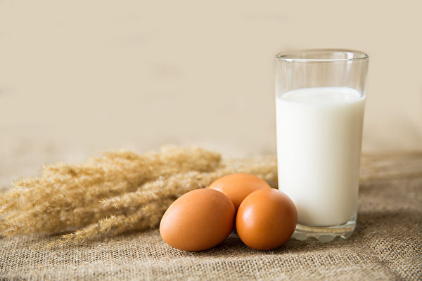 补钙时，同时吃含维生素C、维生素Ｄ的食物，有助钙质吸收。(Shutterstock)