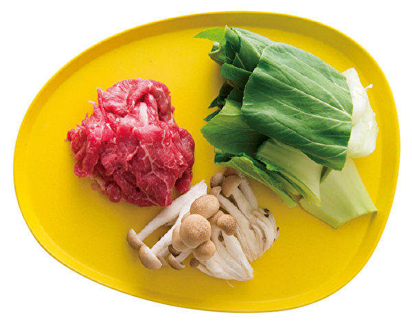 五分钟减糖早餐汤品二：牛肉青江菜芝麻汤的配料。（瑞丽美人国际媒体提供）