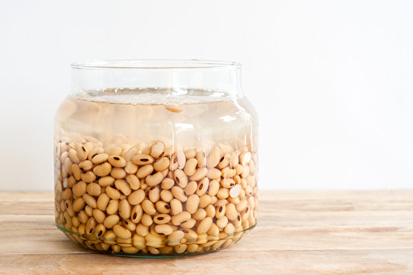 将豆子泡水、久煮数十分钟，可减少胀气的发生。(Shutterstock)