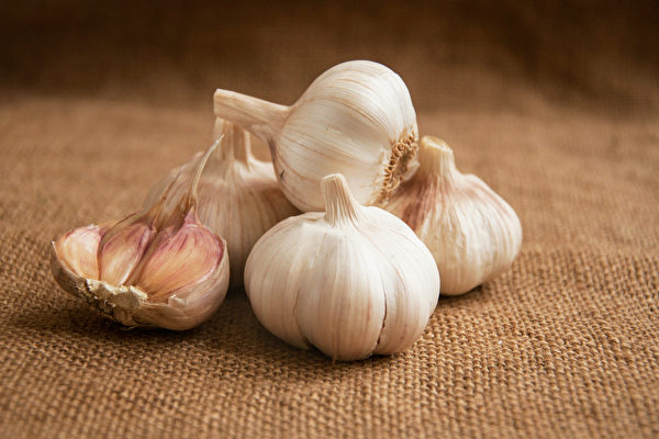 大蒜富含大蒜素,有防癌、抗老化、保护心血管等益处。(Shutterstock)