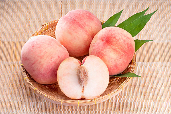 桃子营养丰富，有防癌、降胆固醇、解便秘的效果。(Shutterstock)