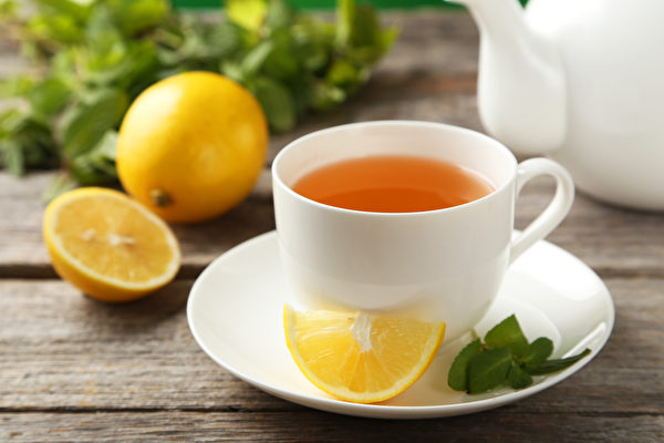 柠檬加绿茶的组合，可发挥食物协同作用，健全免疫机能。(Shutterstock)
