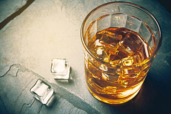 酗酒伤肾，会使忧郁症病情恶化。(Shutterstock)