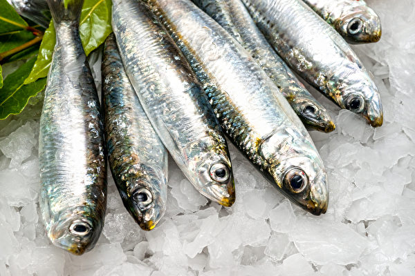 在挑选鱼类时，要选眼亮、腮红、肉有弹性的。(Shutterstock)