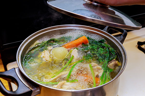 低温烹调可减少食物成分的裂变，进而减少慢性发炎。(Shutterstock)