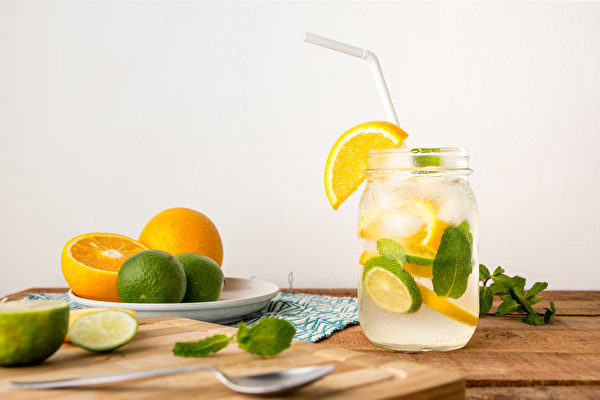 柳橙柠檬水帮助补充维他命C、防晒。(Shutterstock)