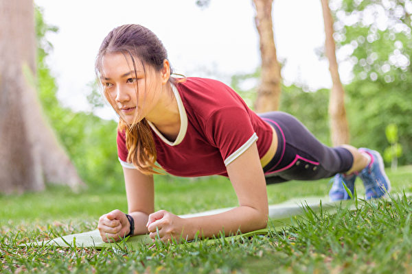 锻炼核心肌群，棒式运动比仰卧起坐更能有效果。(Shutterstock)
