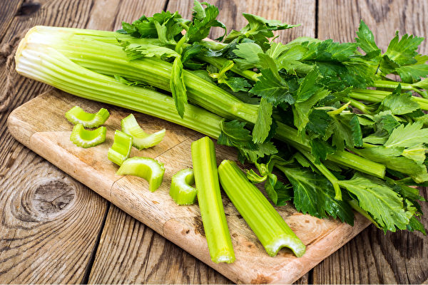 芹菜会产生大量可活化乙酰化酶基因的多酚，是激瘦食物之一。(Shutterstock)
