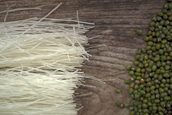 绿豆冬粉（绿豆粉丝）含有较多的膳食纤维、蛋白质、矿物质、维生素。(Shutterstock)