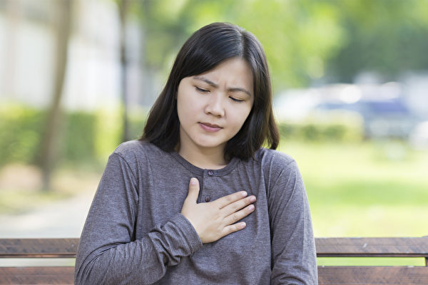 胸痛症状可能心脏问题，也可能是其它疾病的征兆。(Shutterstock)