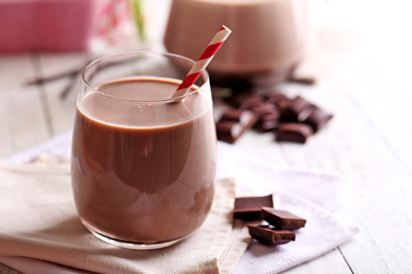 巧克力加牛奶的补钙效果并不好，建议分开食用。（shutterstock）