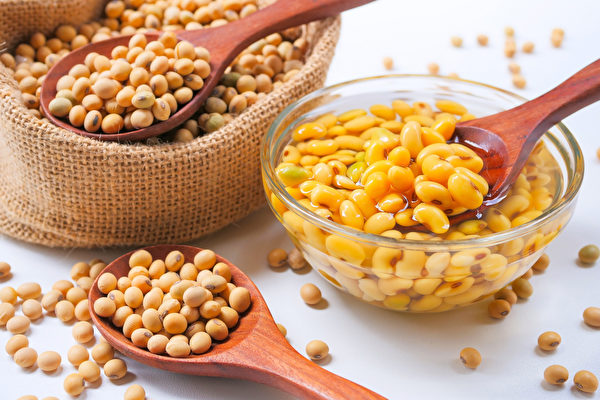 煮过的大豆，经过不同的加工手法，可变成多种豆制品。(Shutterstock)