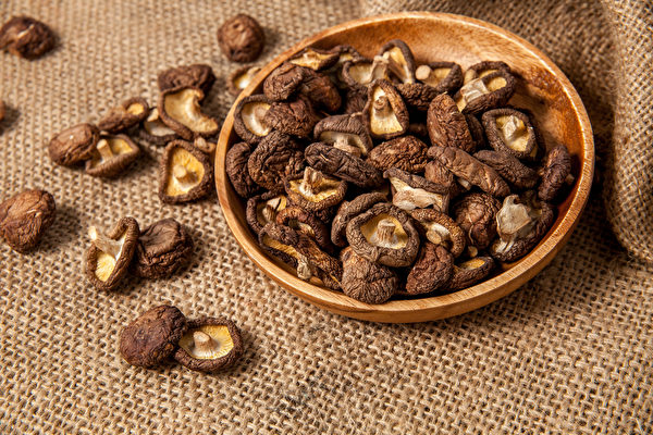 干货如何挑选?好的干香菇应是外型完整,蒂头粗状结实,且不掉屑。(Shutterstock)