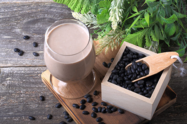 黑豆浆的养分比黄豆浆多、还具补肾效果。（shutterstock）