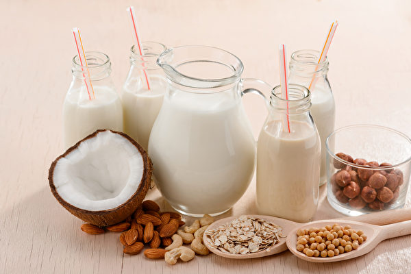 市面的“奶”字饮品很多，但植物奶不等于奶类。(Shutterstock)